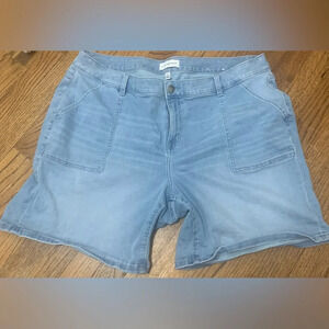 20 Lane Bryant Shorts Womens Light Wash Denim Boyfriend Mid Rise Midi short.